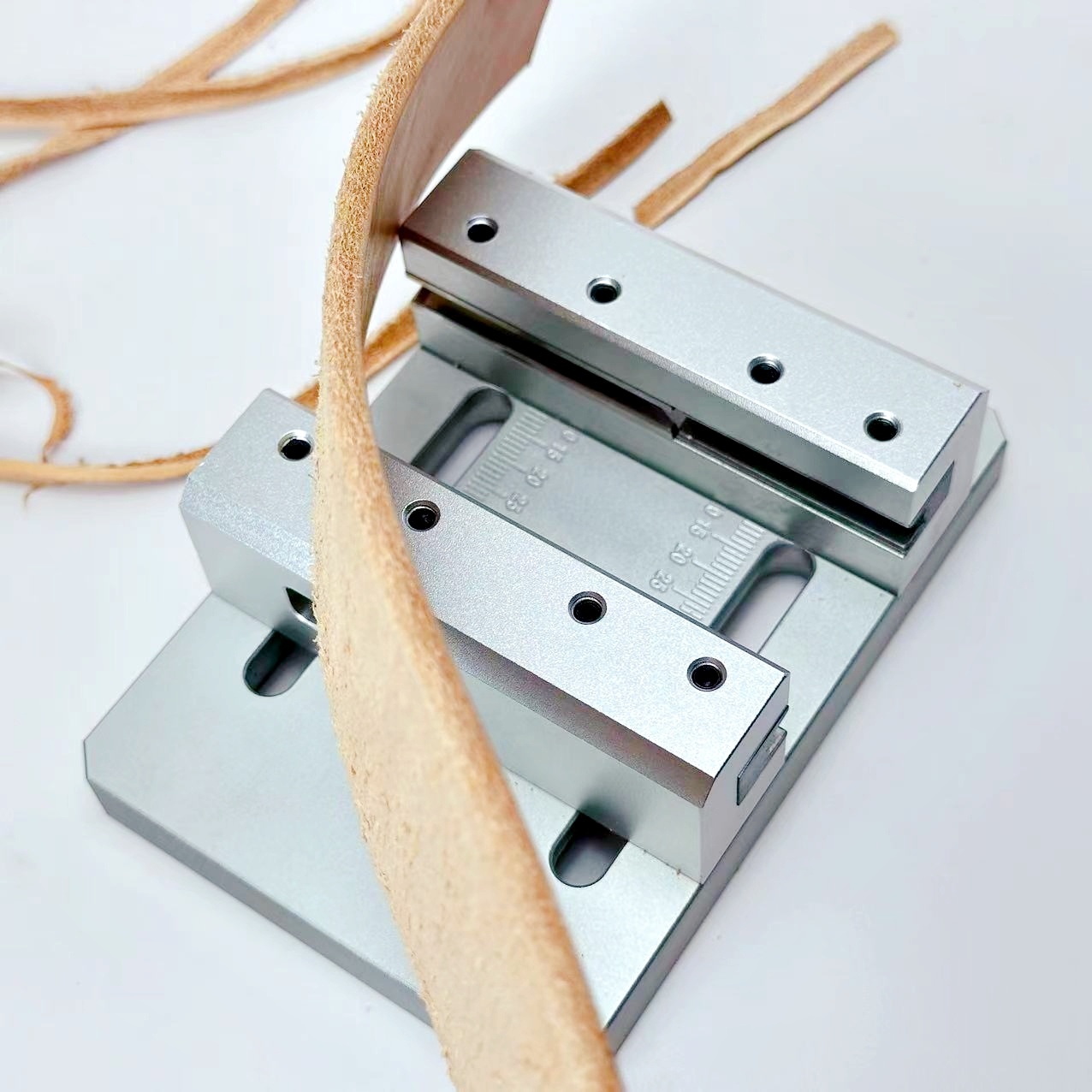 Tools Work - เครื่องตัดขอบสายพาน เครื่องลบคมสายพานแบบครึ่งวงกลม เครื่องลบคมสายพาน DIY เครื่องลบคมขอบหนัง อุปกรณ์งานฝีมือหนัง